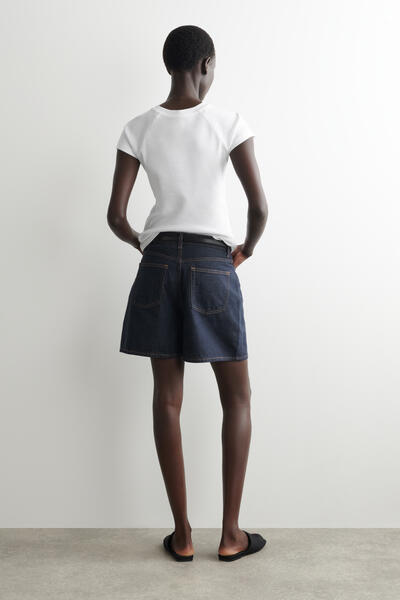 COS ハイライズデニムショートパンツ