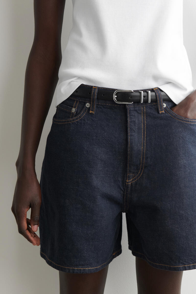 COS ハイライズデニムショートパンツ