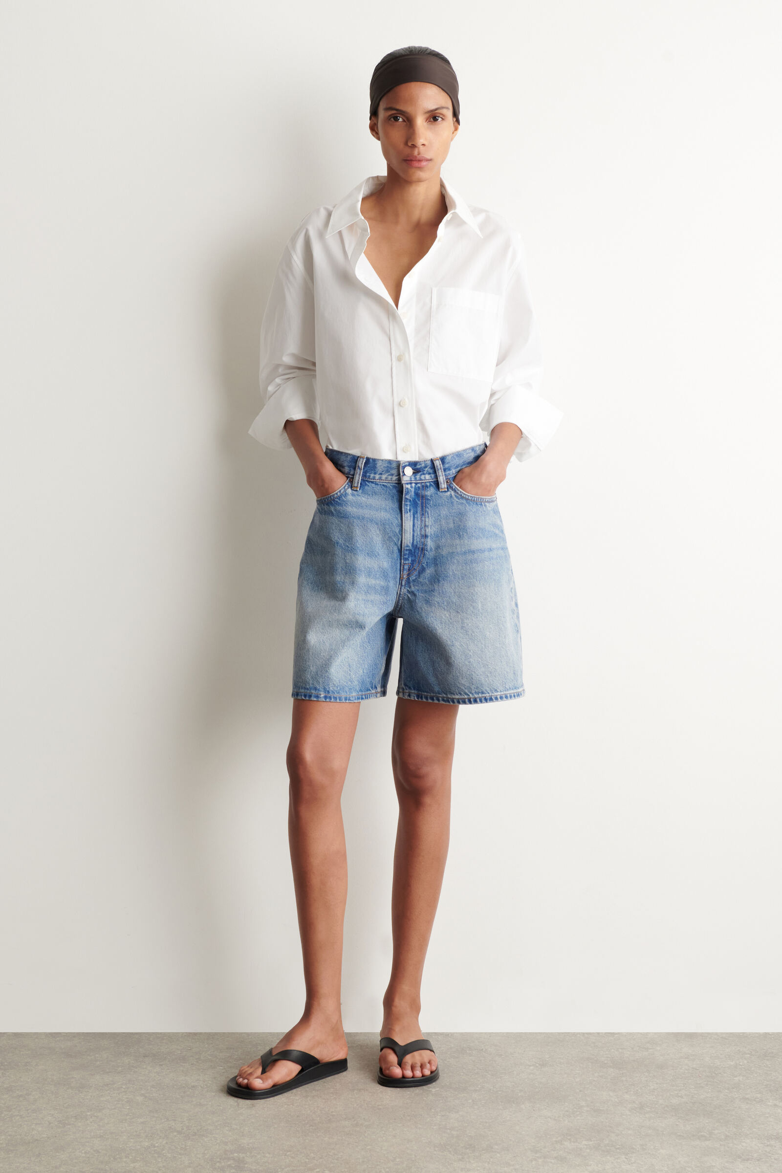 COS デニムショートパンツ ライトブルー HIGH-RISE DENIM SHORTS ハイライズデニムショートパンツ ブルー｜COS