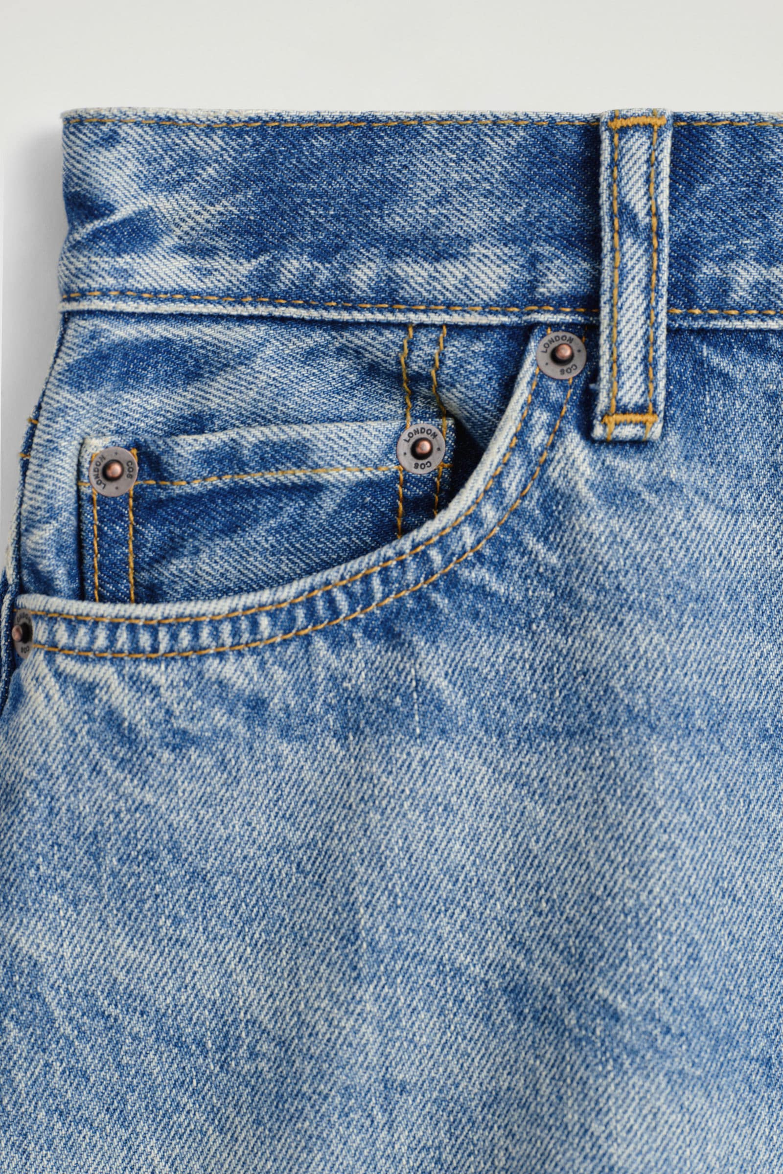 HIGH-RISE DENIM SHORTS ハイライズデニムショートパンツ ブルー｜COS