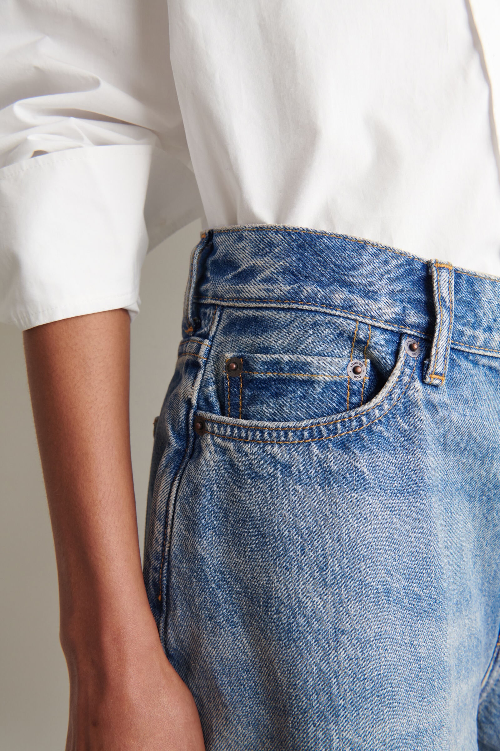 HIGH-RISE DENIM SHORTS ハイライズデニムショートパンツ ブルー｜COS