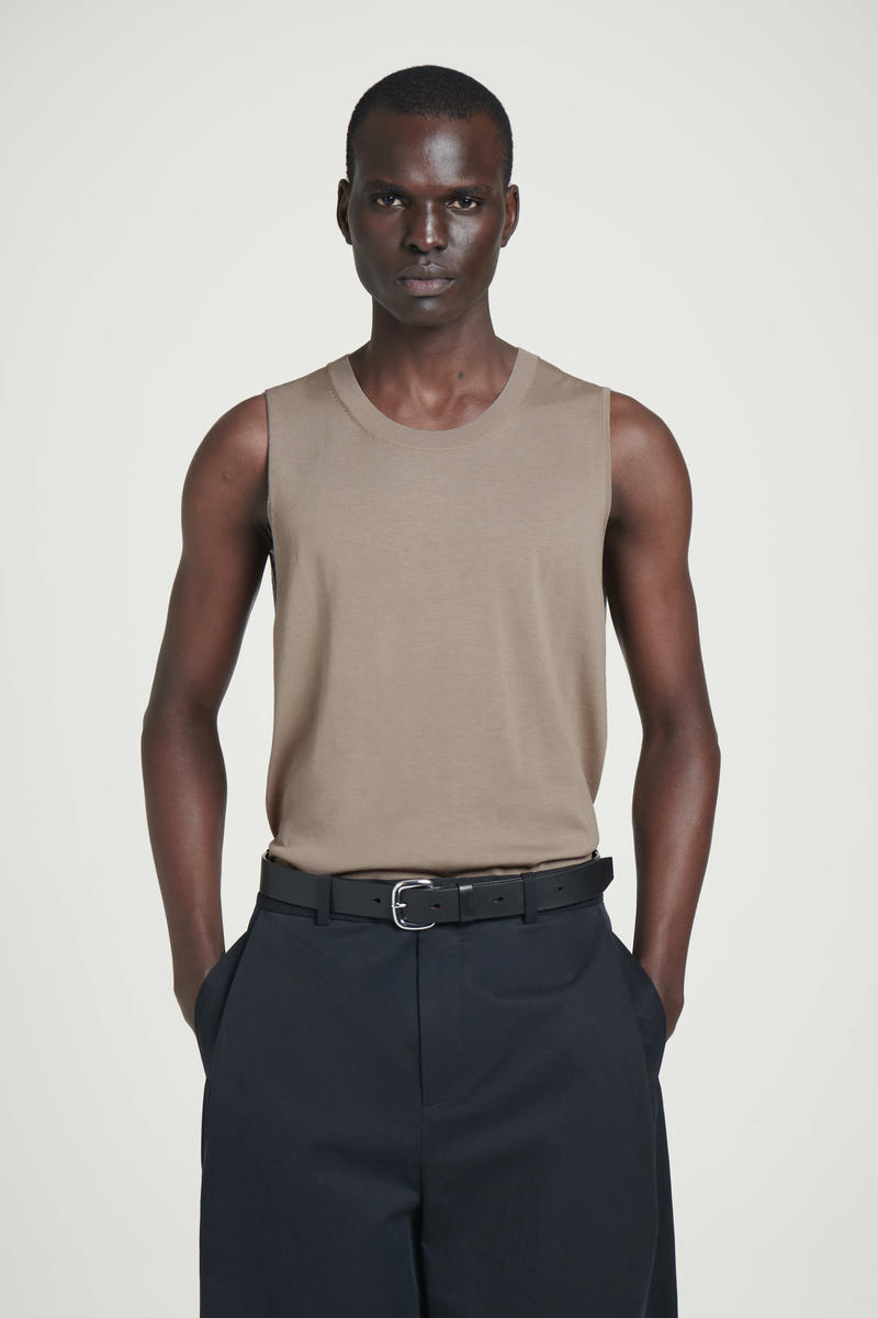 COS ライトウェイトニットタンクトップ