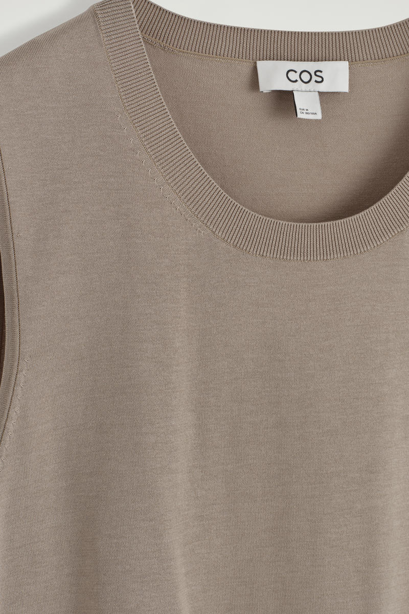 COS ライトウェイトニットタンクトップ