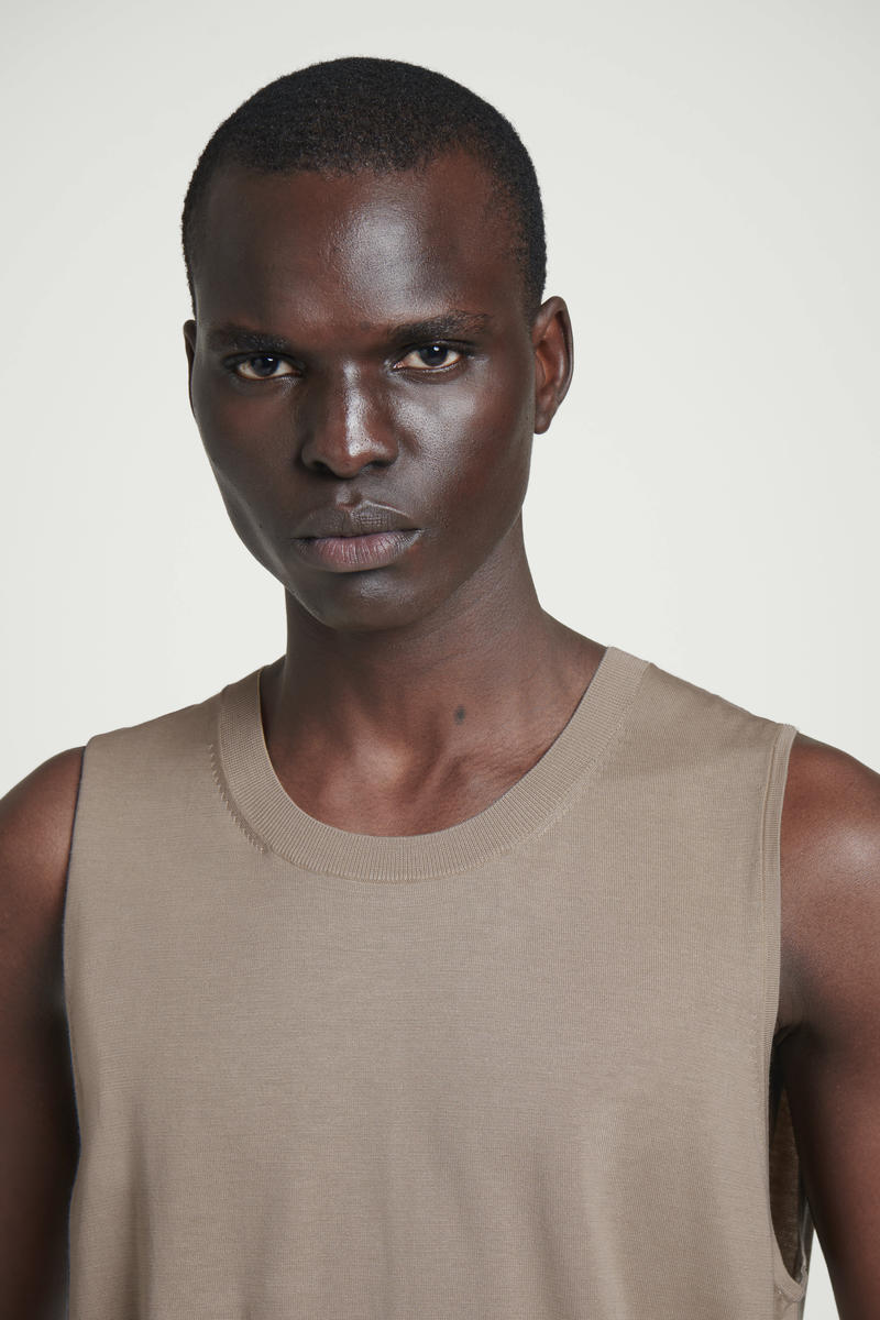 COS ライトウェイトニットタンクトップ