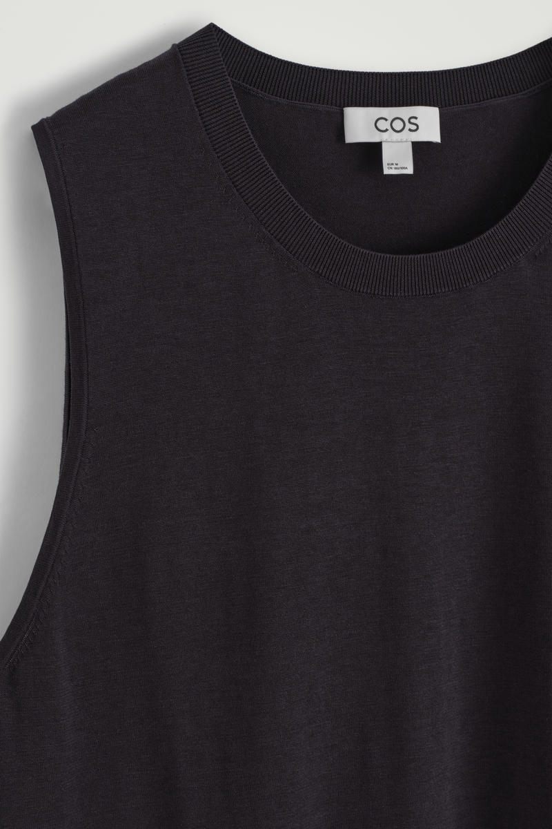 COS ライトウェイトニットタンクトップ