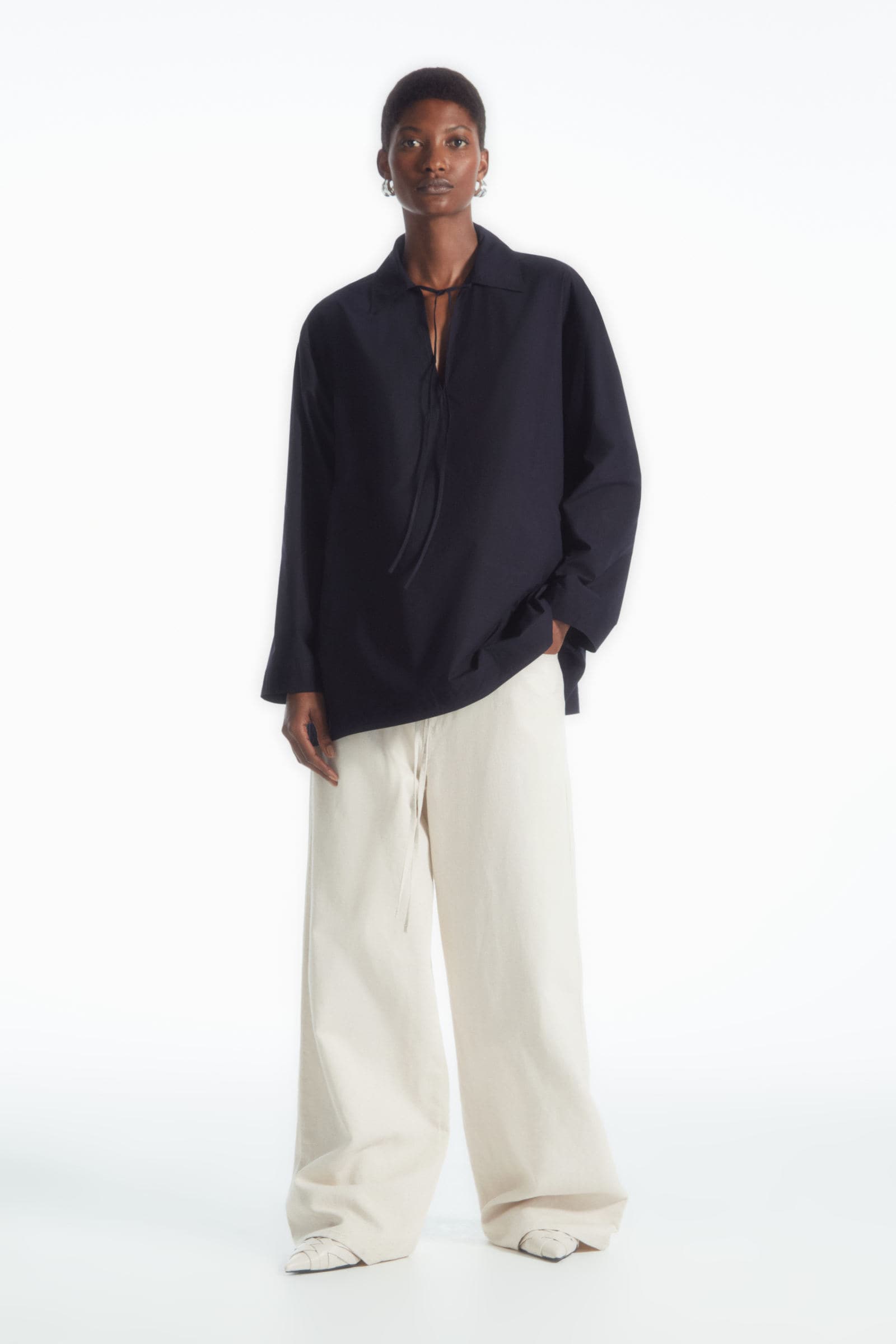 TIE-FRONT V-NECK BLOUSE タイフロントVネックブラウス ネイビー｜COS