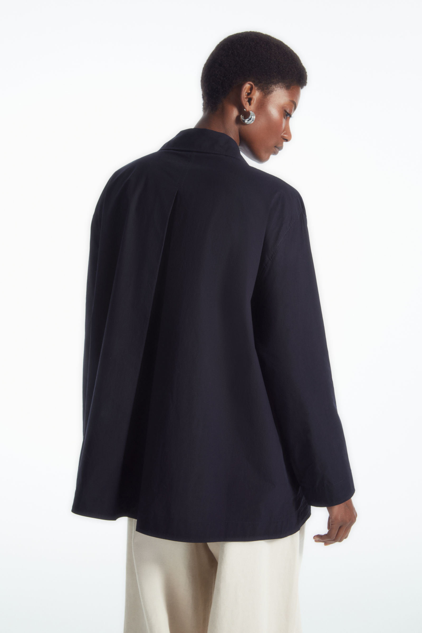 【COAST】サテン タイフロント Vネック ティードレス TIE-FRONT V-NECK BLOUSE タイフロントVネックブラウス｜COS