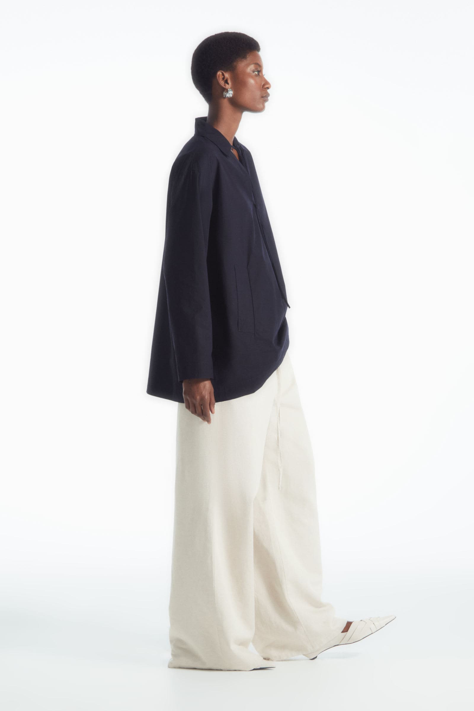 TIE-FRONT V-NECK BLOUSE タイフロントVネックブラウス ネイビー｜COS