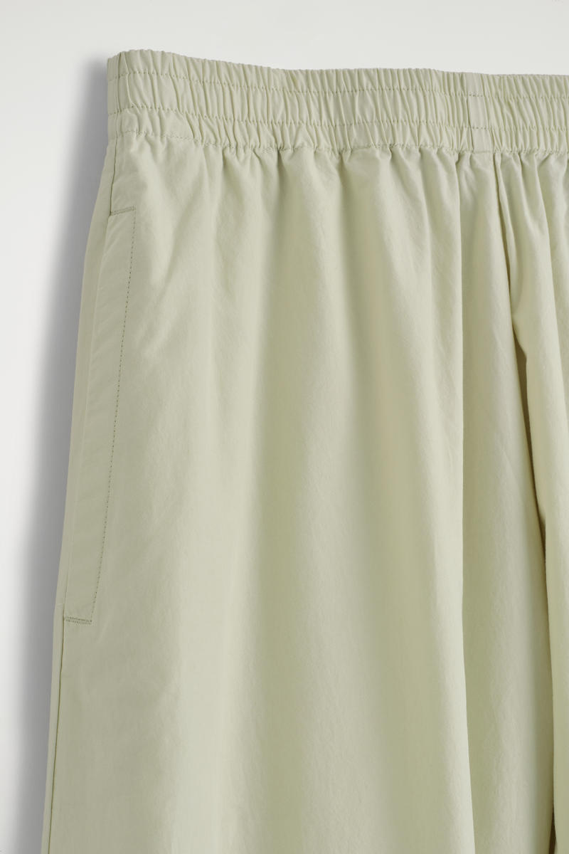 COS ボリュームキュロットパンツ