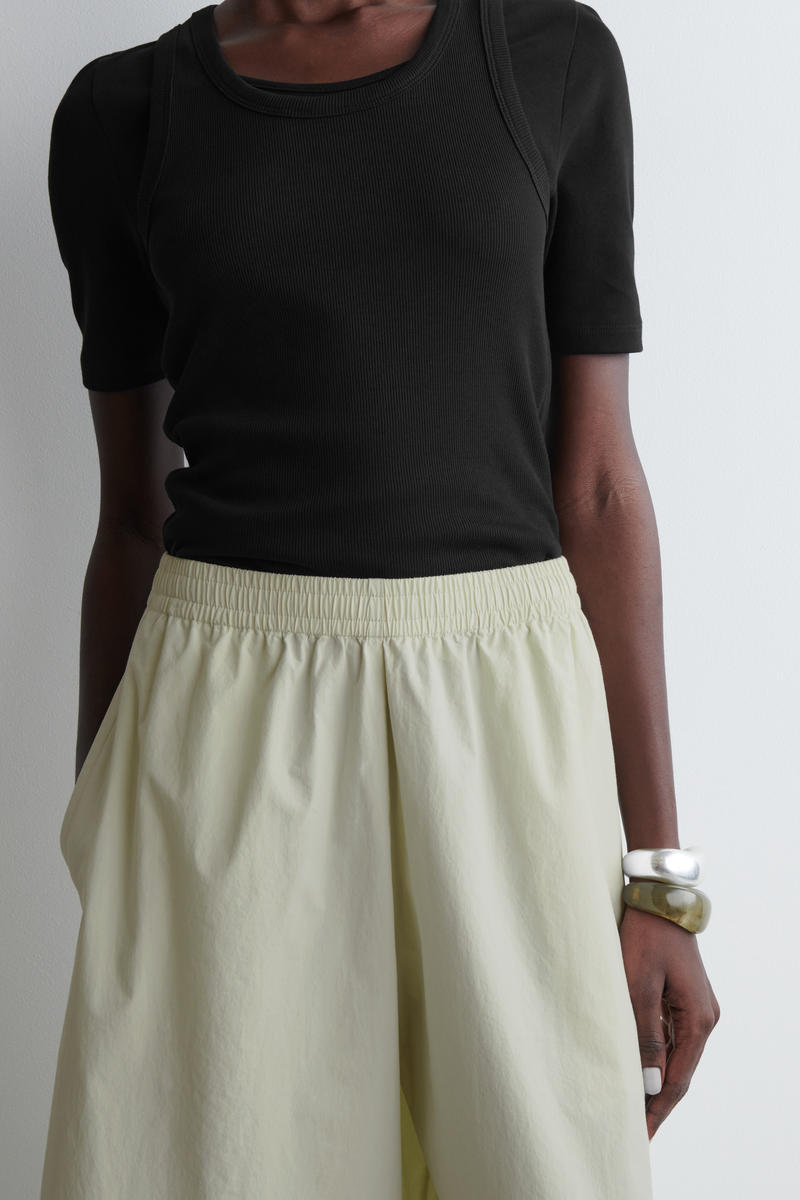 COS ボリュームキュロットパンツ