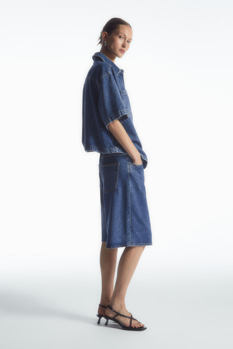 LONGLINE DENIM SHORTS ロングラインデニムショーツ ブルー｜COS コス