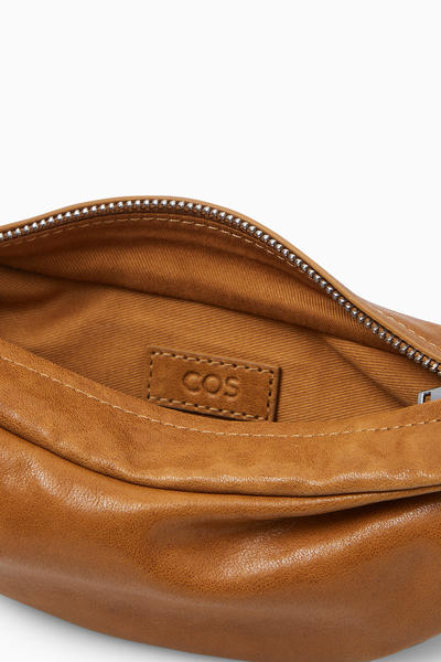 COS スイングマイクロクロスボディーバッグ - レザー