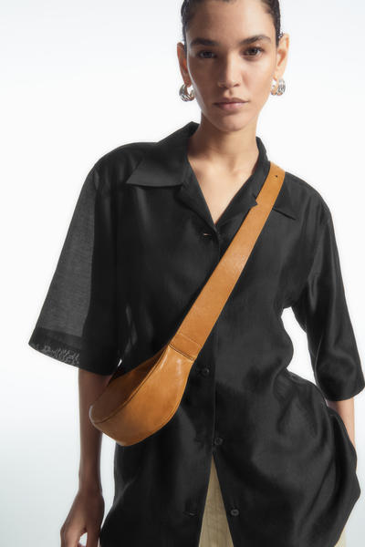 COS スイングマイクロクロスボディーバッグ - レザー