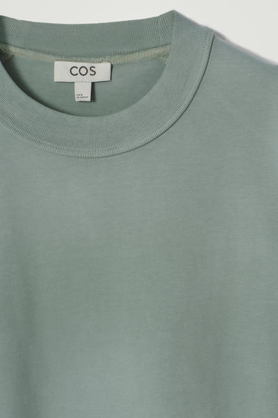 COS オーバーサイズフェードモックネックTシャツ