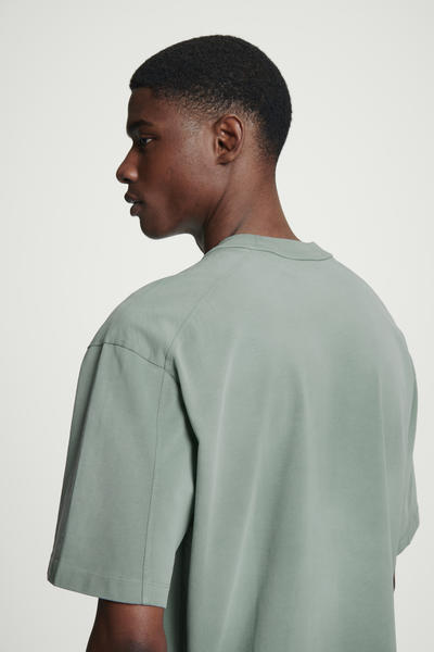 COS オーバーサイズフェードモックネックTシャツ