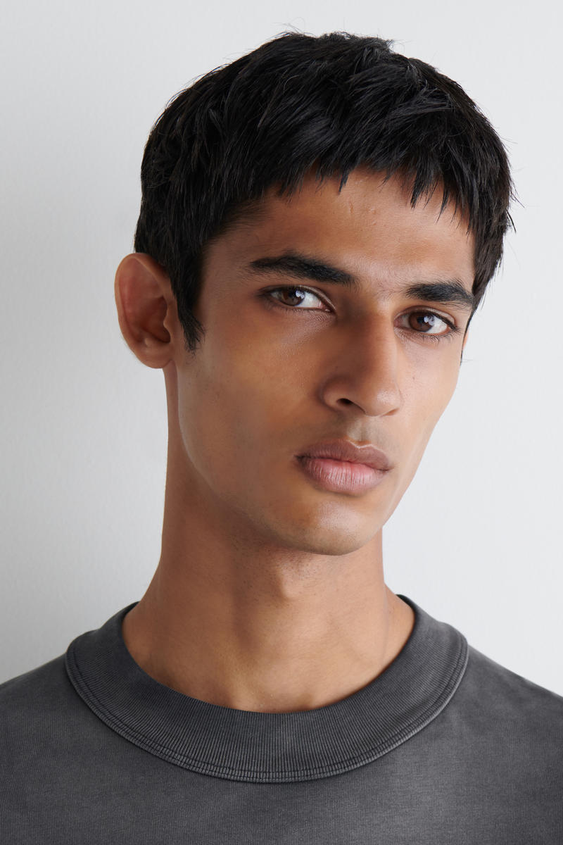 COS オーバーサイズフェードモックネックTシャツ