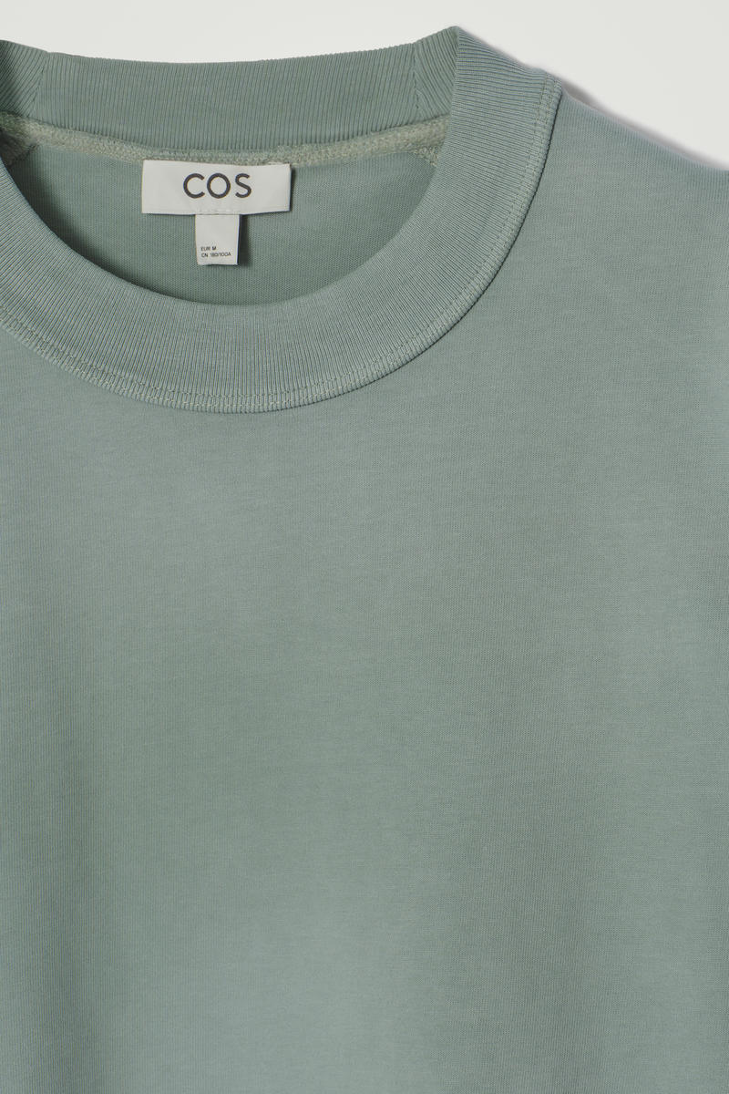 COS オーバーサイズフェードモックネックTシャツ