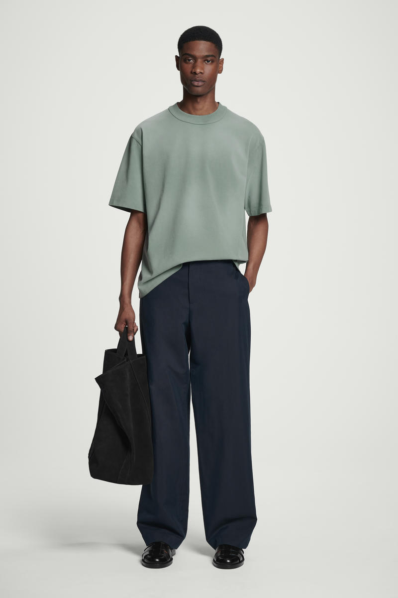 COS オーバーサイズフェードモックネックTシャツ