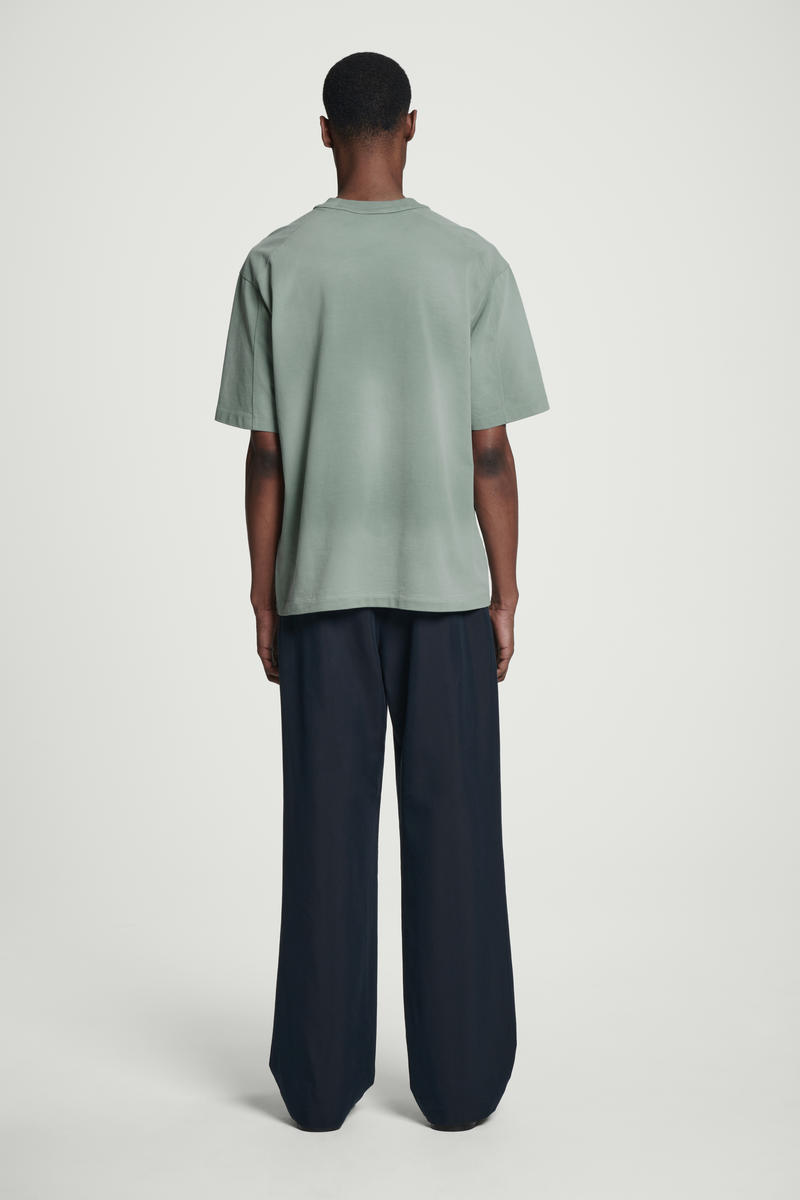 COS オーバーサイズフェードモックネックTシャツ