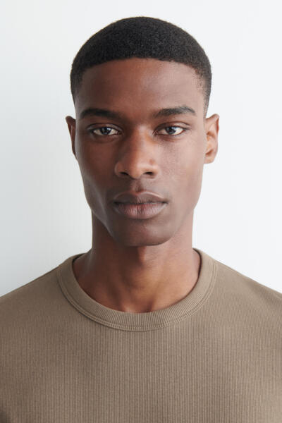 COS スリムフィットリブTシャツ