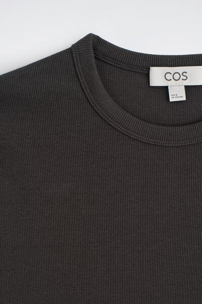 COS スリムリブコットンTシャツ