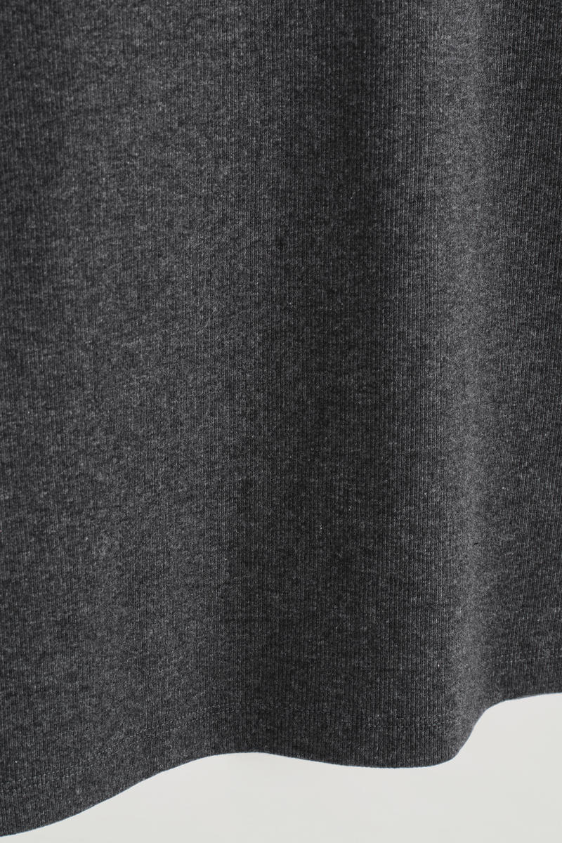 cos スリムフィットリブtシャツ sサイズ グレー SLIM RIBBED T-SHIRT スリムフィットリブTシャツ チャコール｜COS コス