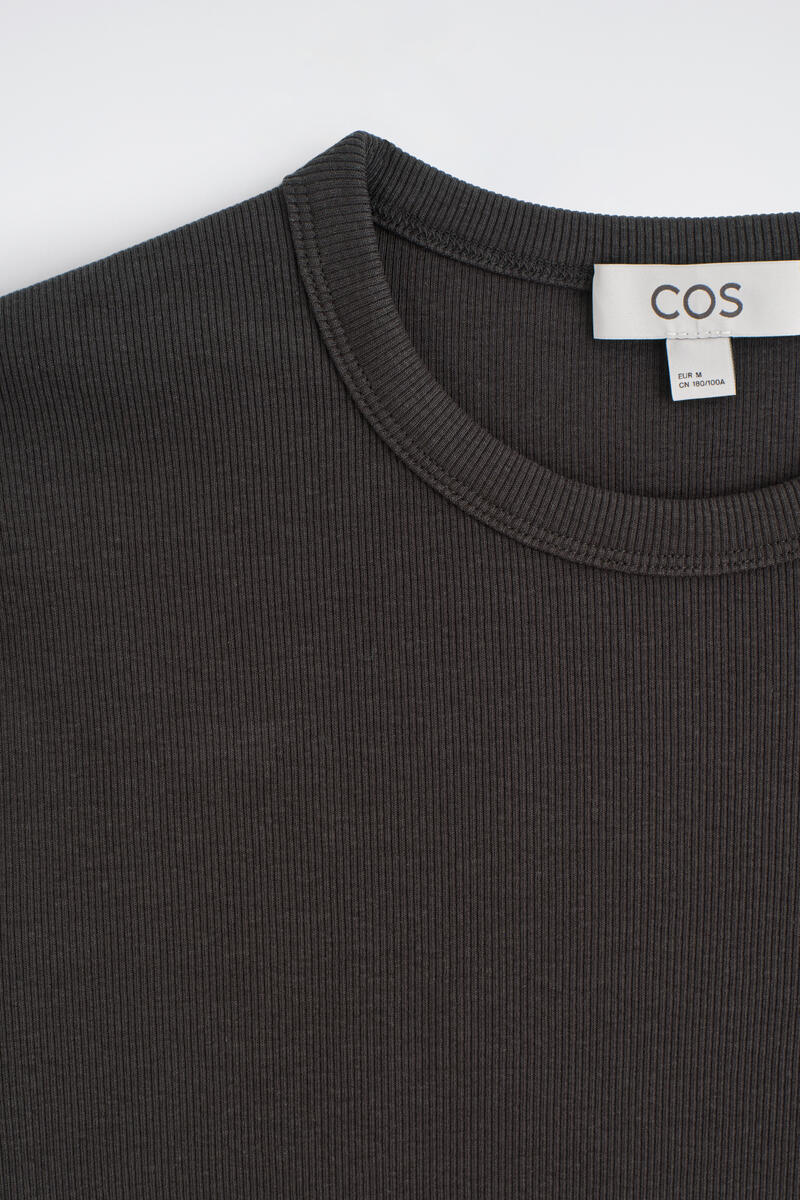 COS スリムリブコットンTシャツ
