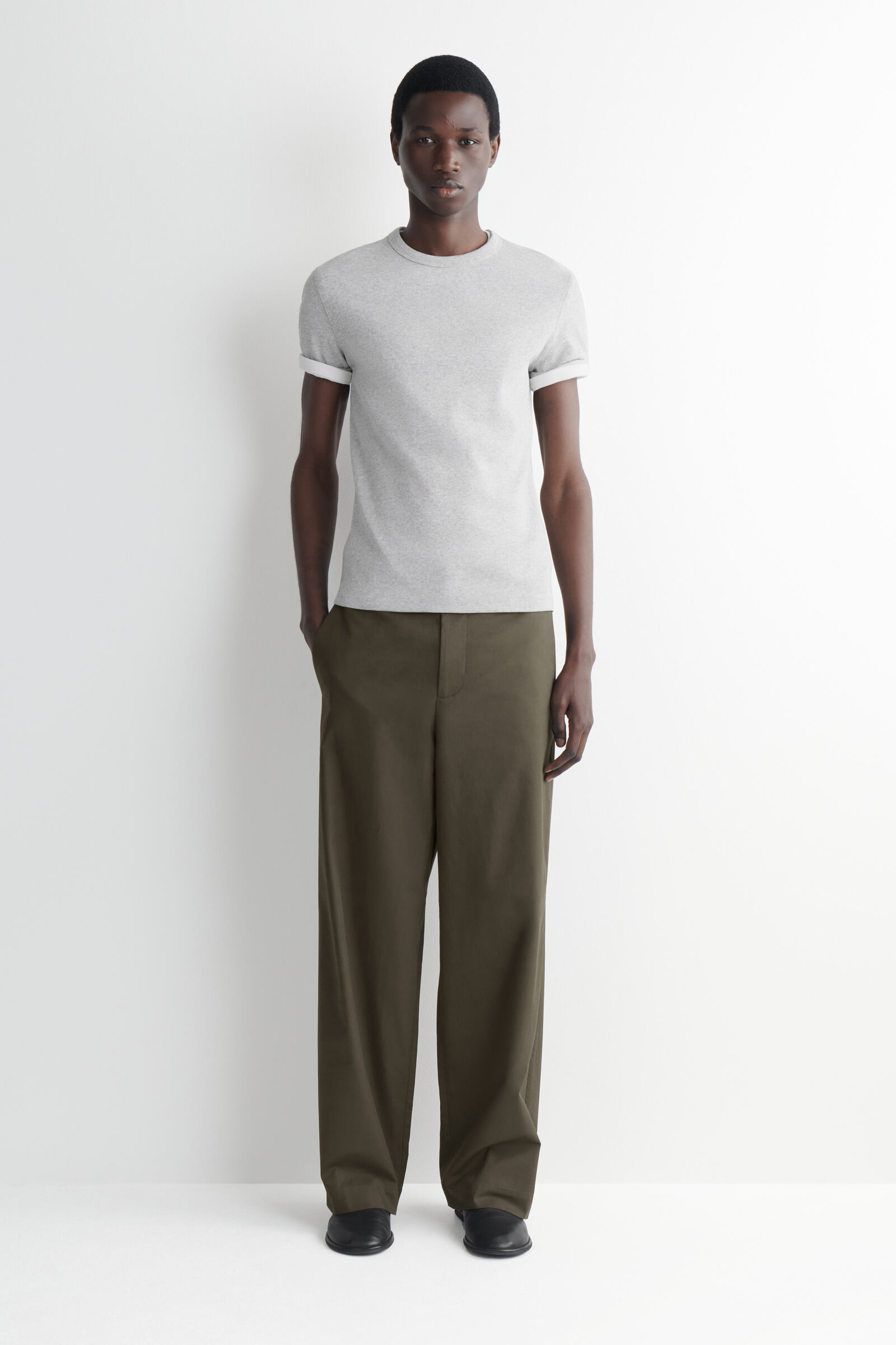 SLIM RIBBED T-SHIRT スリムフィット リブTシャツ ライトグレー｜COS