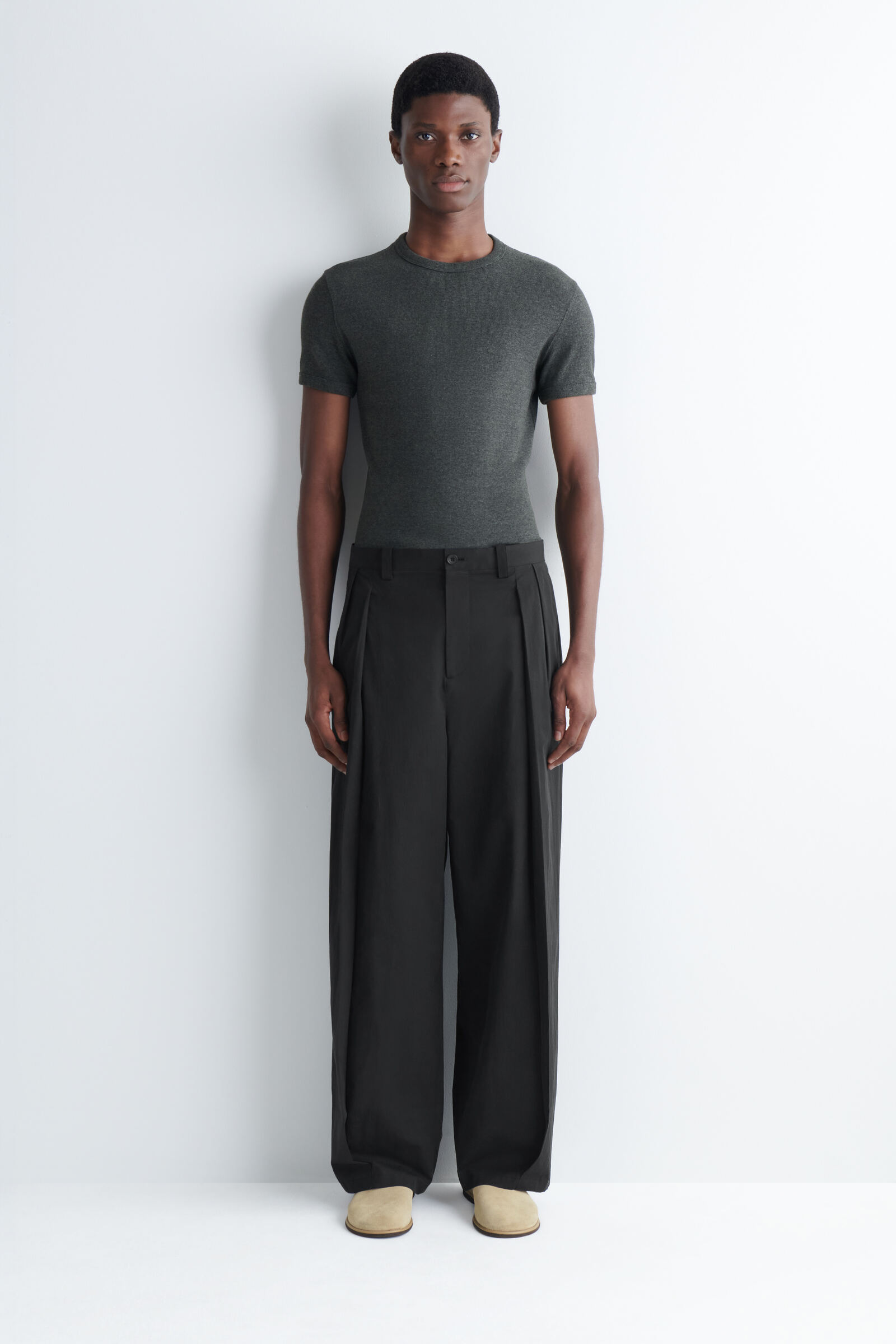 SLIM RIBBED T-SHIRT スリムフィット リブTシャツ チャコール｜COS