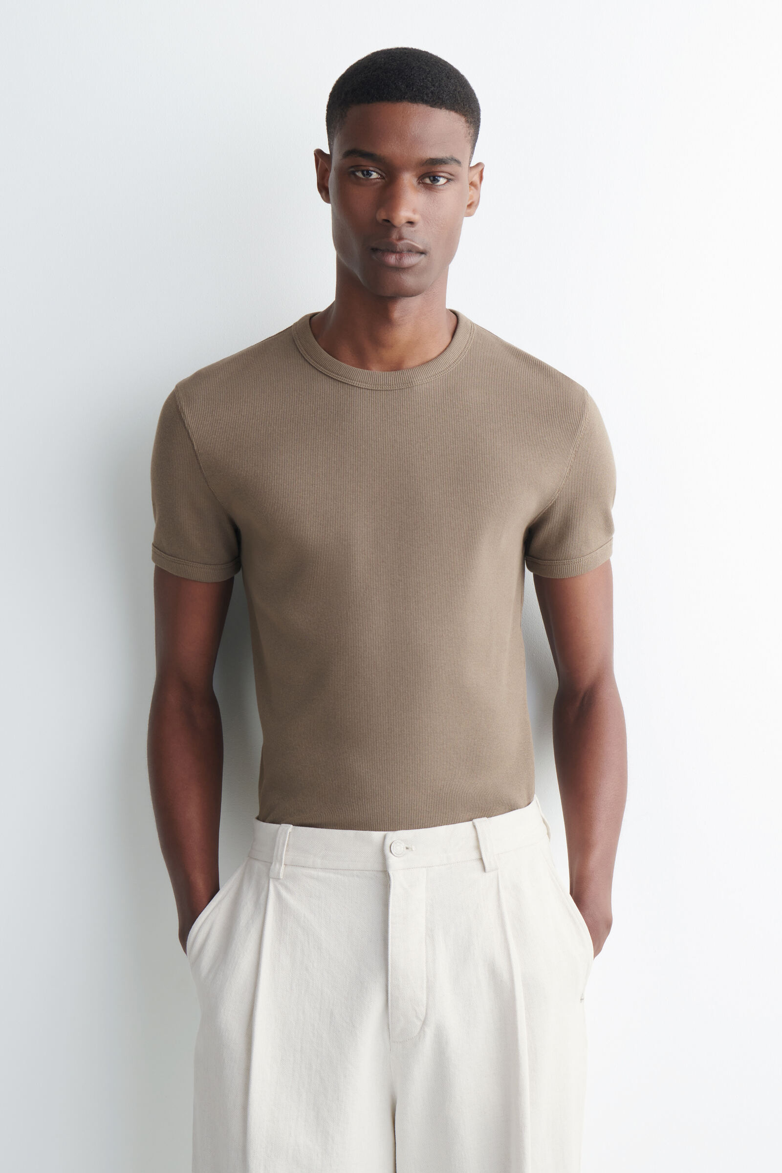 SLIM RIBBED T-SHIRT スリムフィット リブTシャツ ライトブラウン｜COS