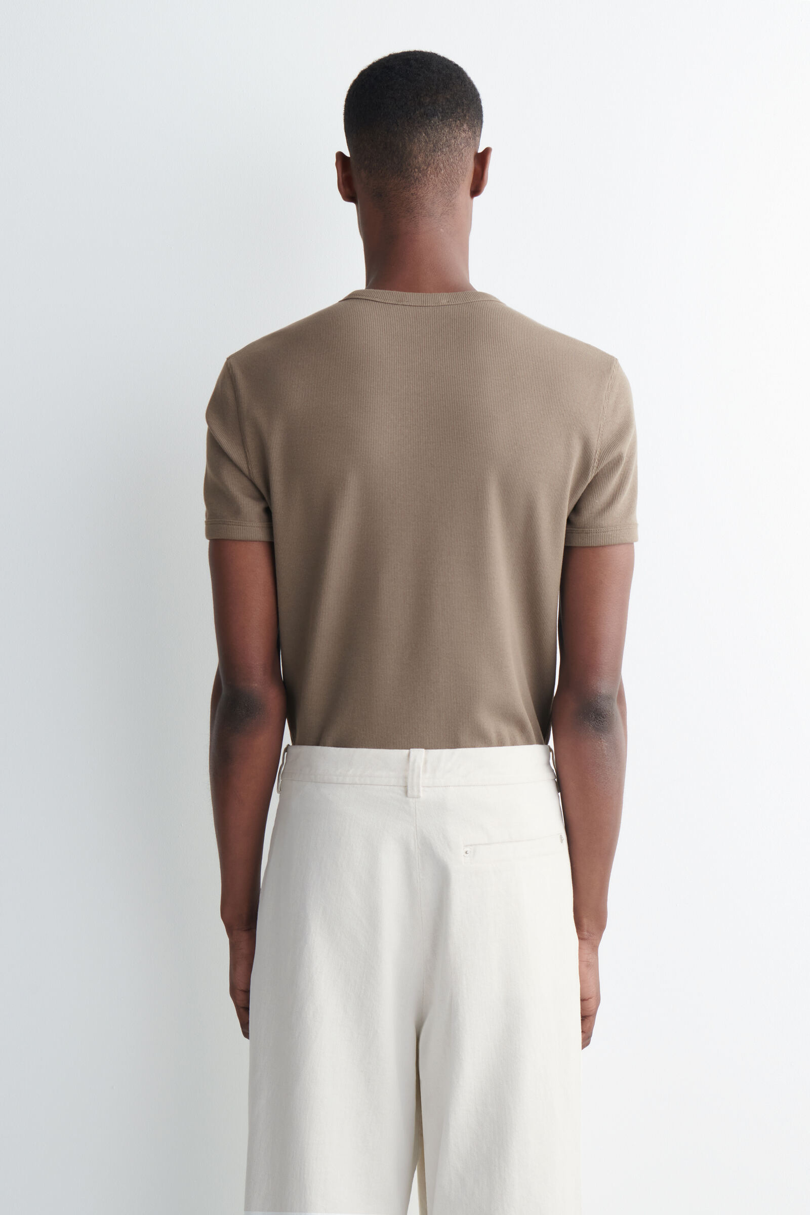 SLIM RIBBED T-SHIRT スリムフィット リブTシャツ ライトブラウン｜COS