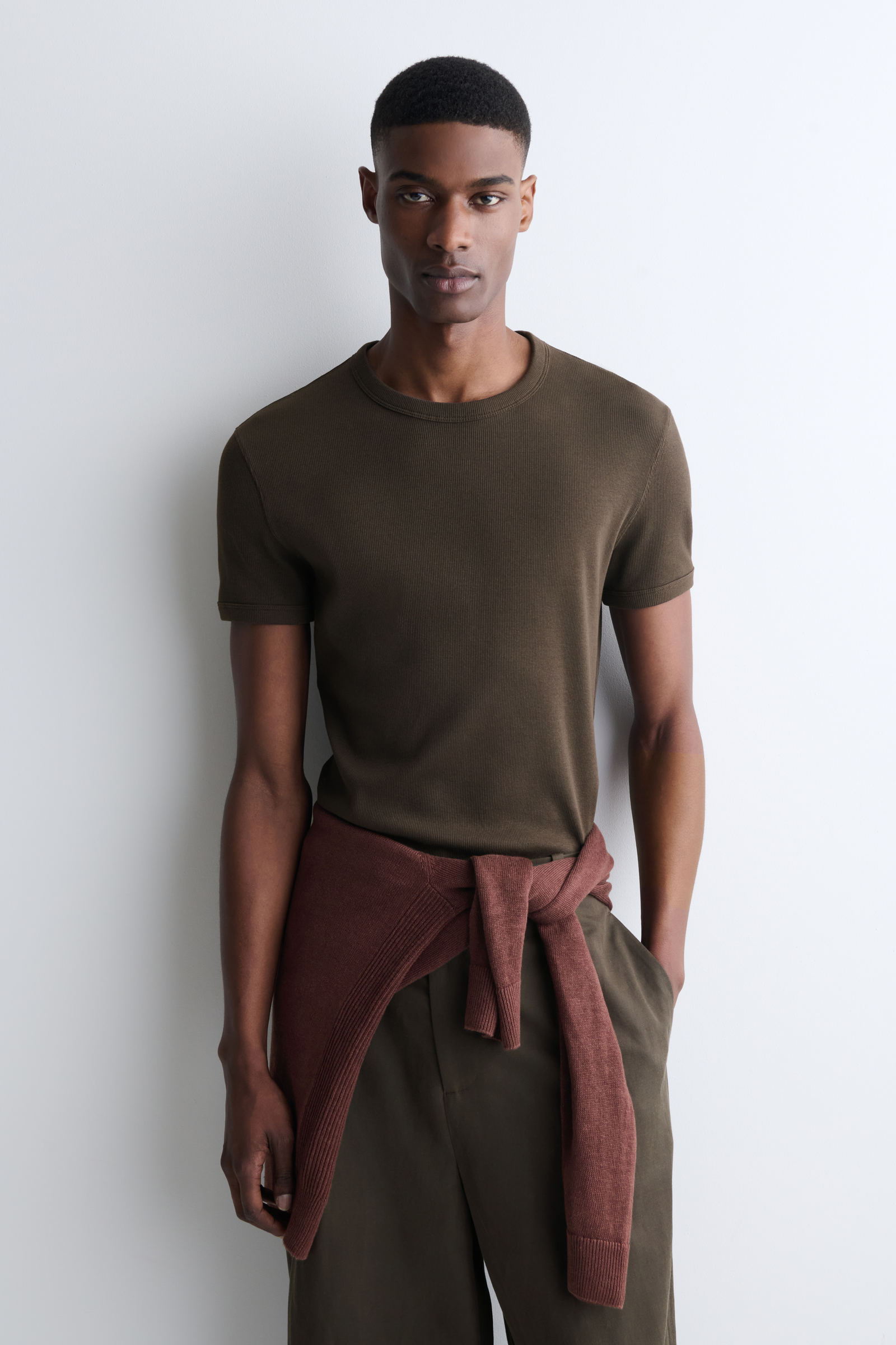 SLIM RIBBED T-SHIRT スリムフィット リブTシャツ ブラウン｜COS コス 