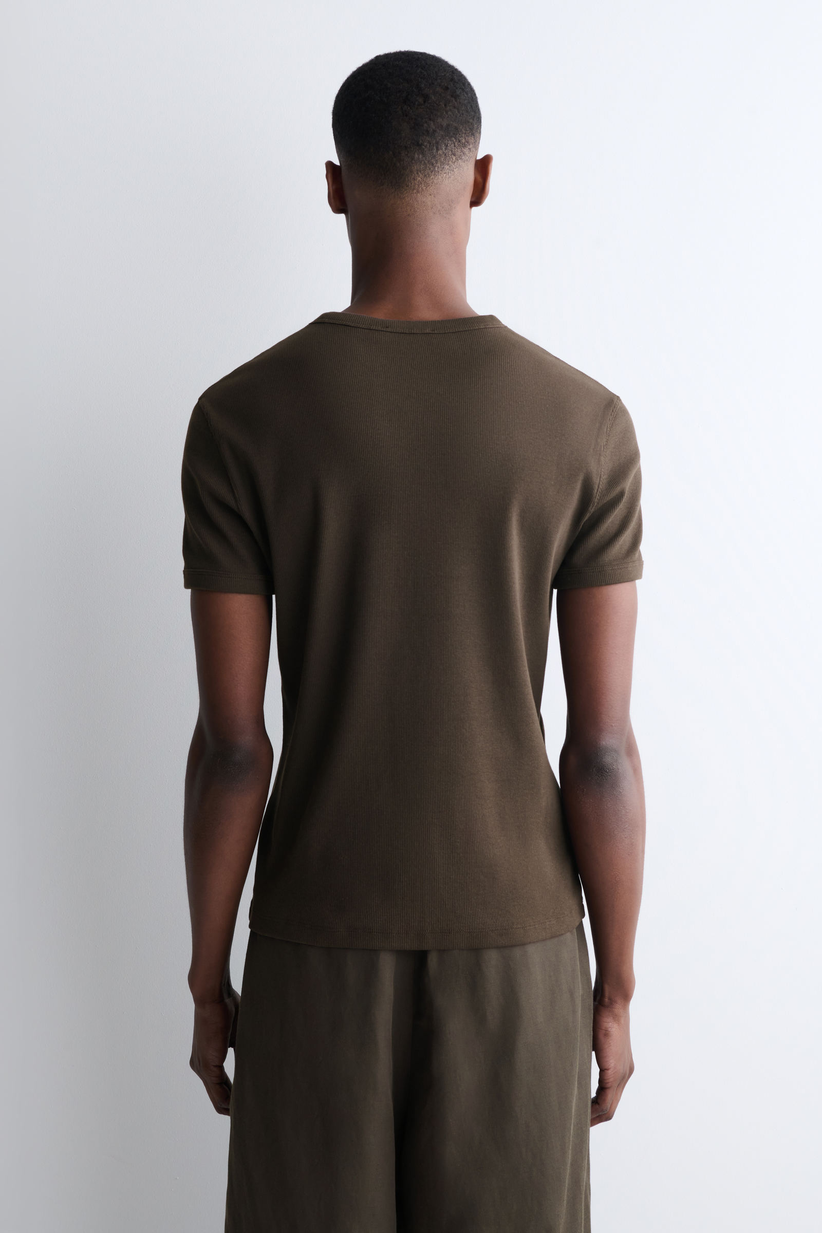 SLIM RIBBED T-SHIRT スリムフィット リブTシャツ ブラウン｜COS コス