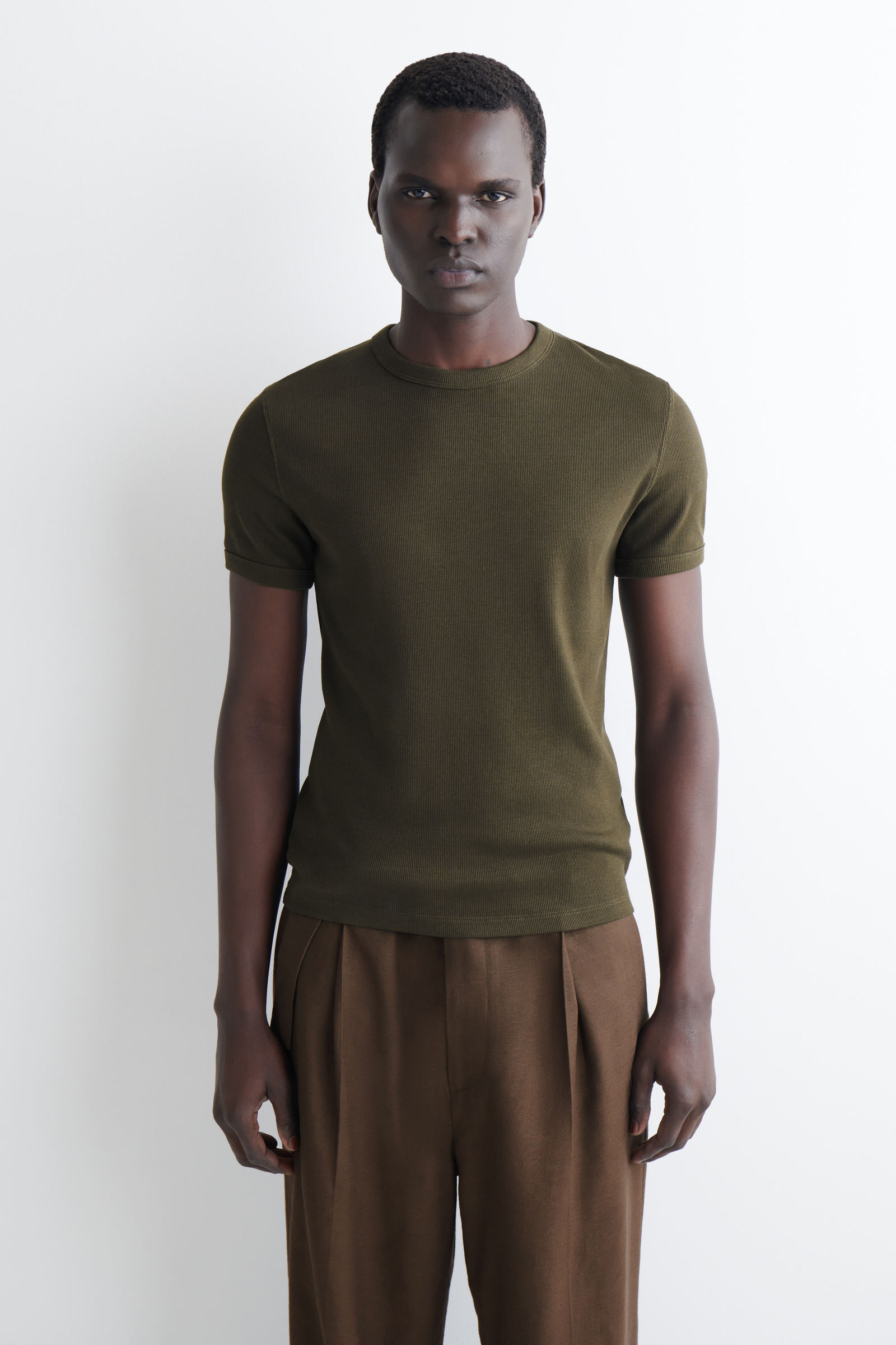 SLIM RIBBED T-SHIRT スリムフィットリブTシャツ ダークカーキ｜COS