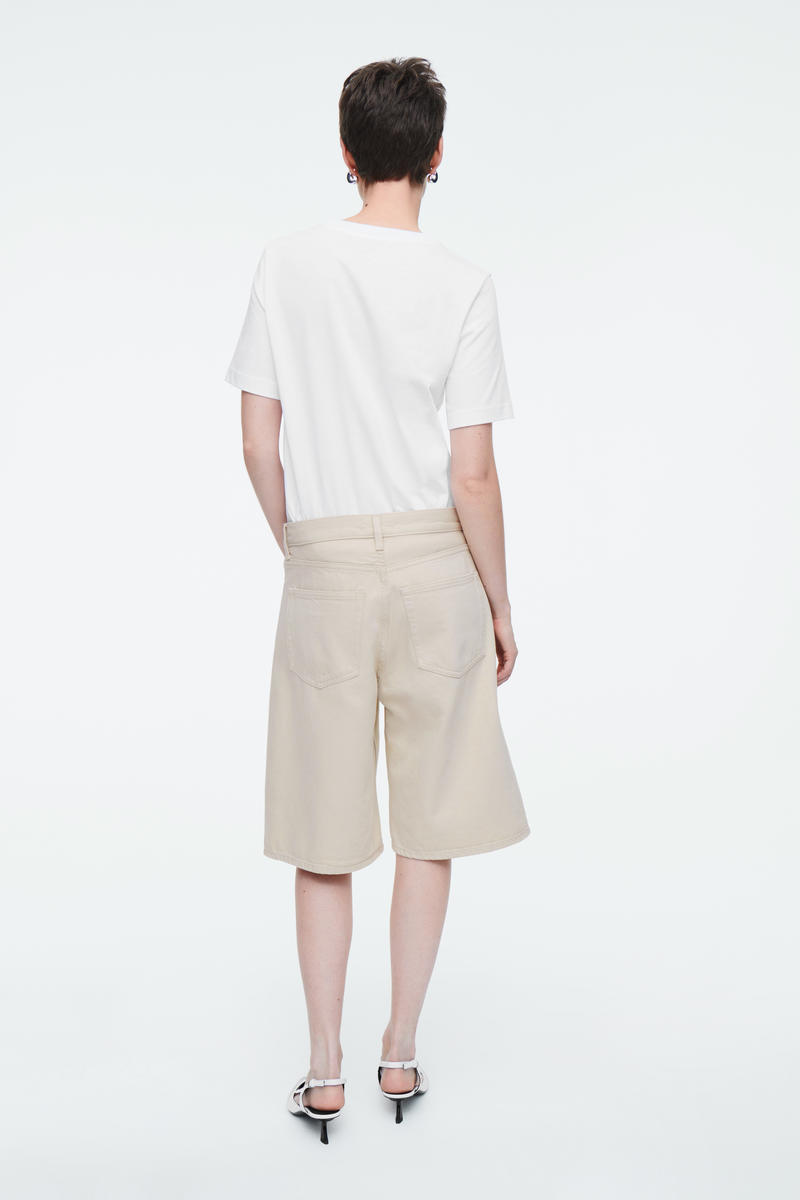 COS ロングラインデニムショートパンツ