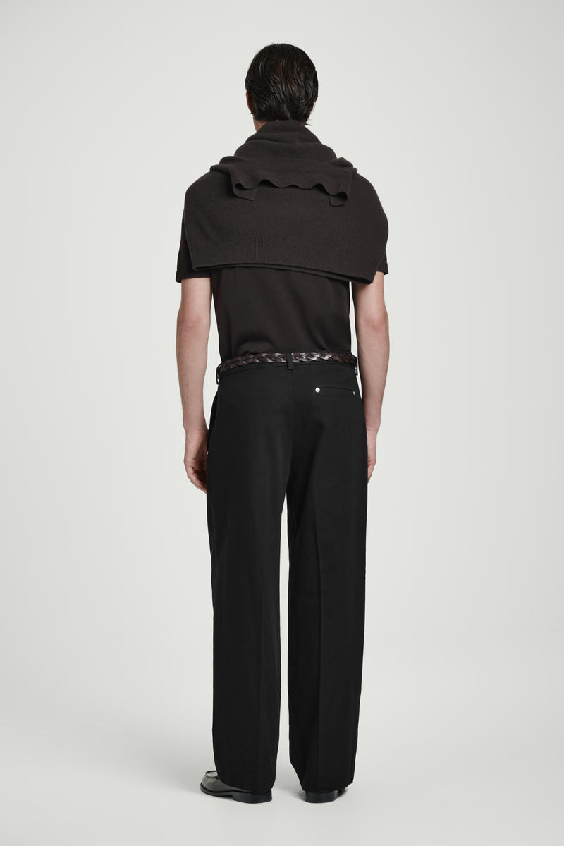 COS タック入りワイドレッグデニムパンツ