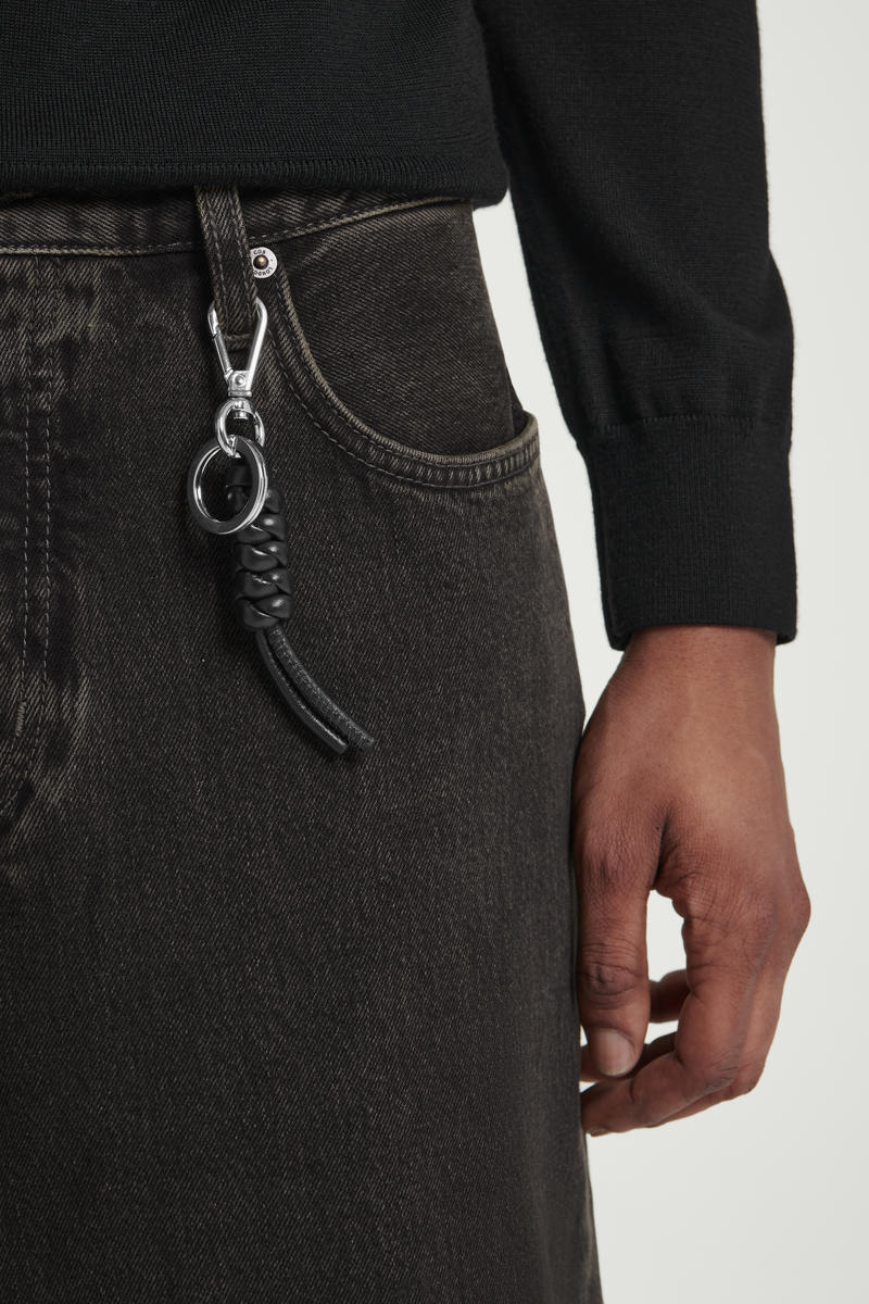 KNOTTED LEATHER KEYRING ノットレザーキーリング ブラック｜COS コス