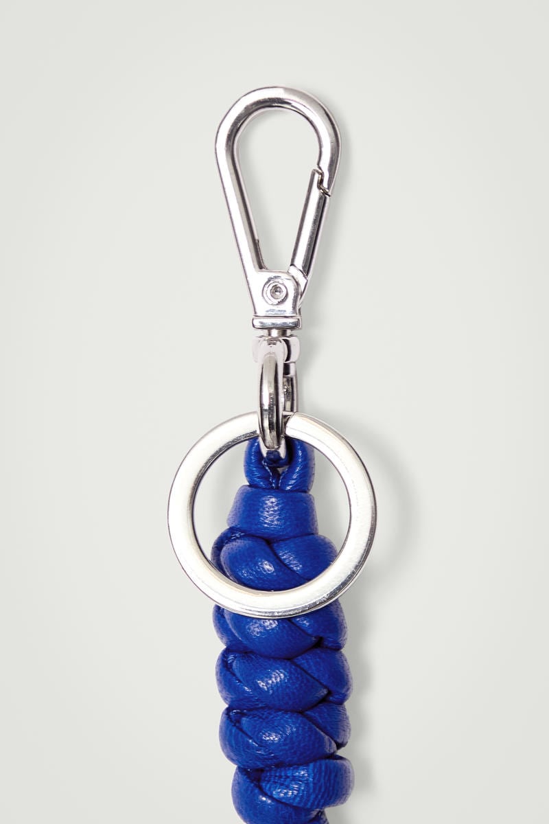 KNOTTED LEATHER KEYRING ノットレザーキーリング コバルトブルー｜COS