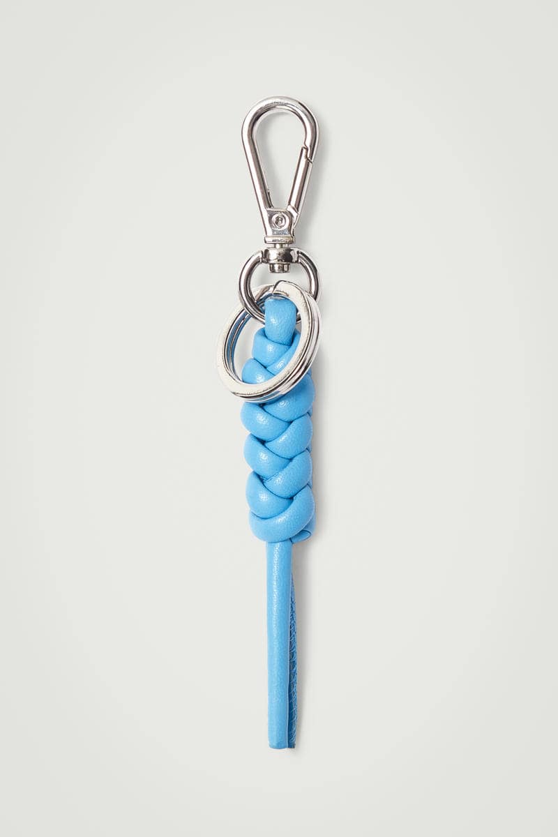 KNOTTED LEATHER KEYRING ノットレザーキーリング コバルトブルー｜COS