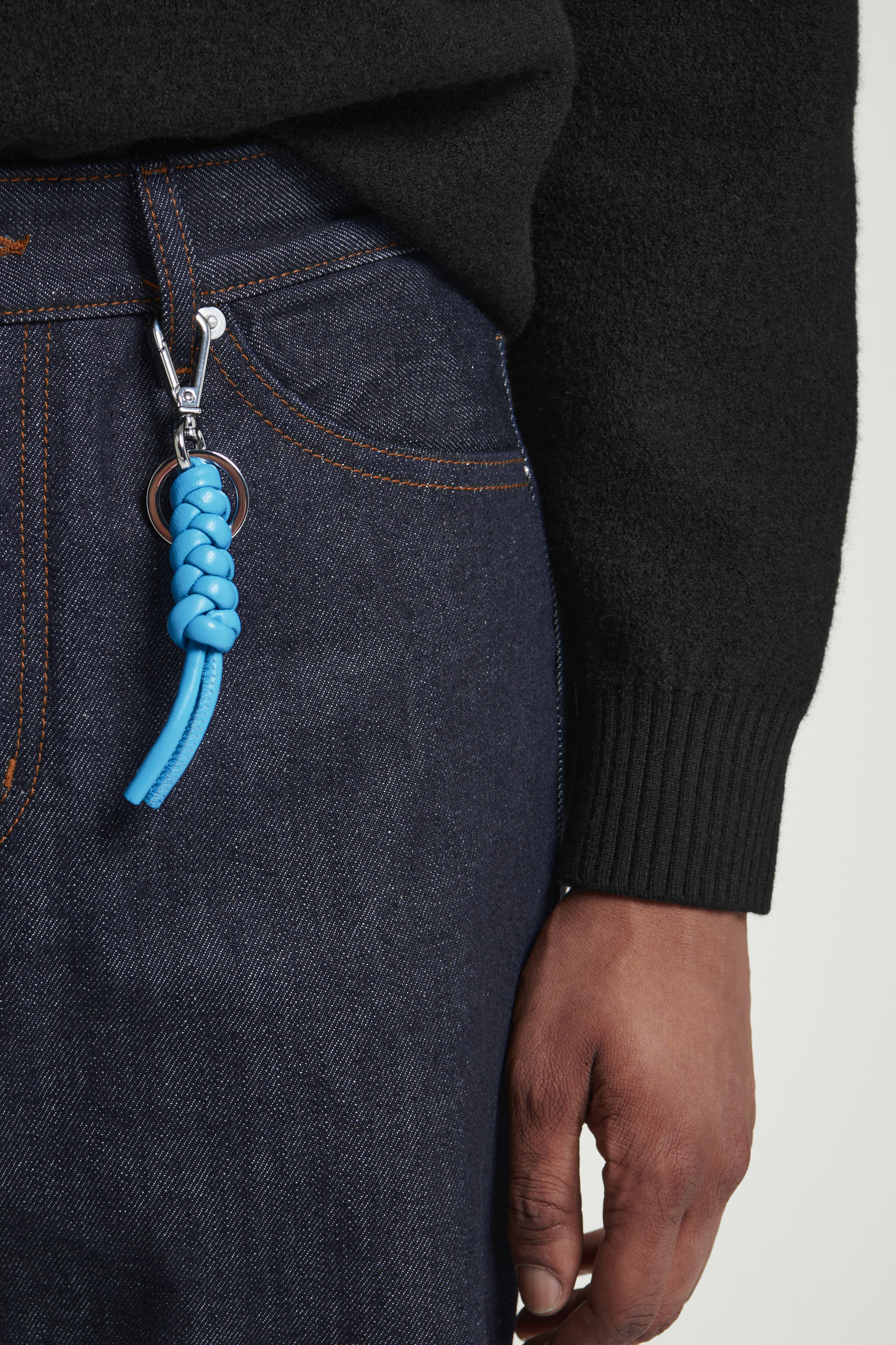 KNOTTED LEATHER KEYRING ノットレザーキーリング ブルー｜COS コス
