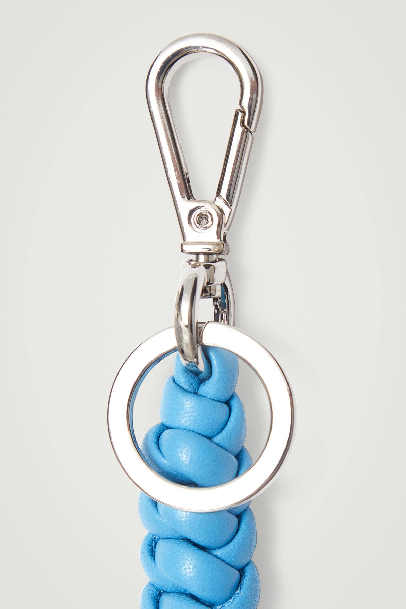 KNOTTED LEATHER KEYRING ノットレザーキーリング ブルー｜COS コス