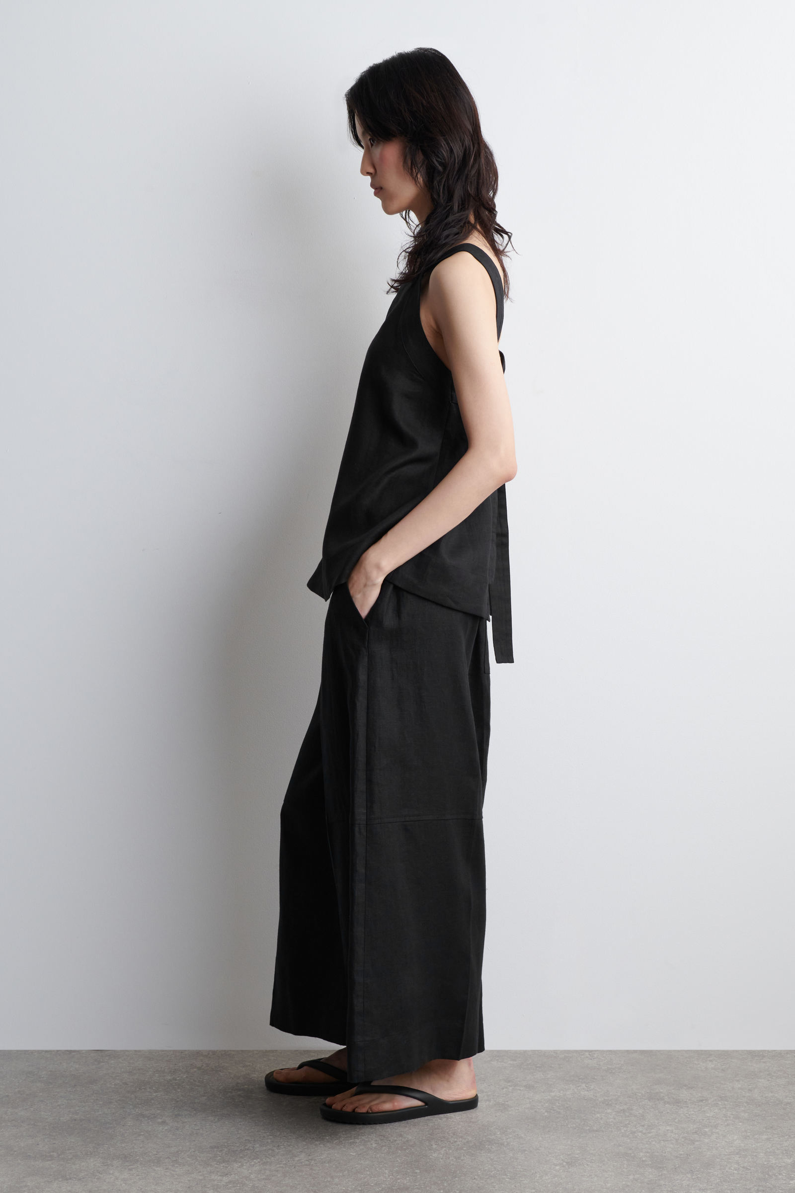 TIE-BACK LINEN TOP タイバックリネントップス ブラック｜COS コス