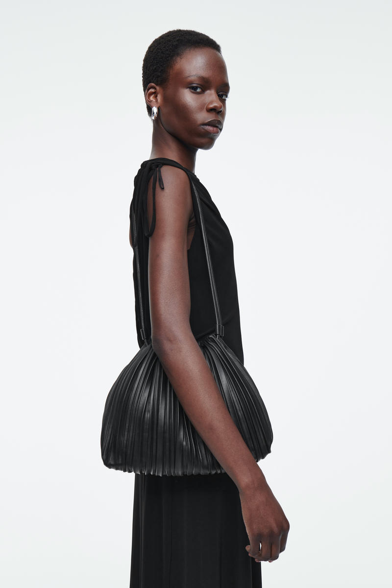 SCALLOP TOTE - LEATHER スカラップトート - レザー ブラック｜COS