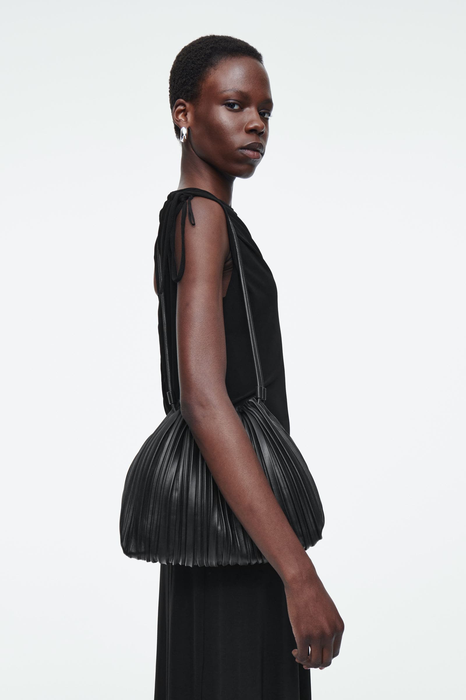 SCALLOP TOTE - LEATHER スカラップトート - レザー ブラック｜COS