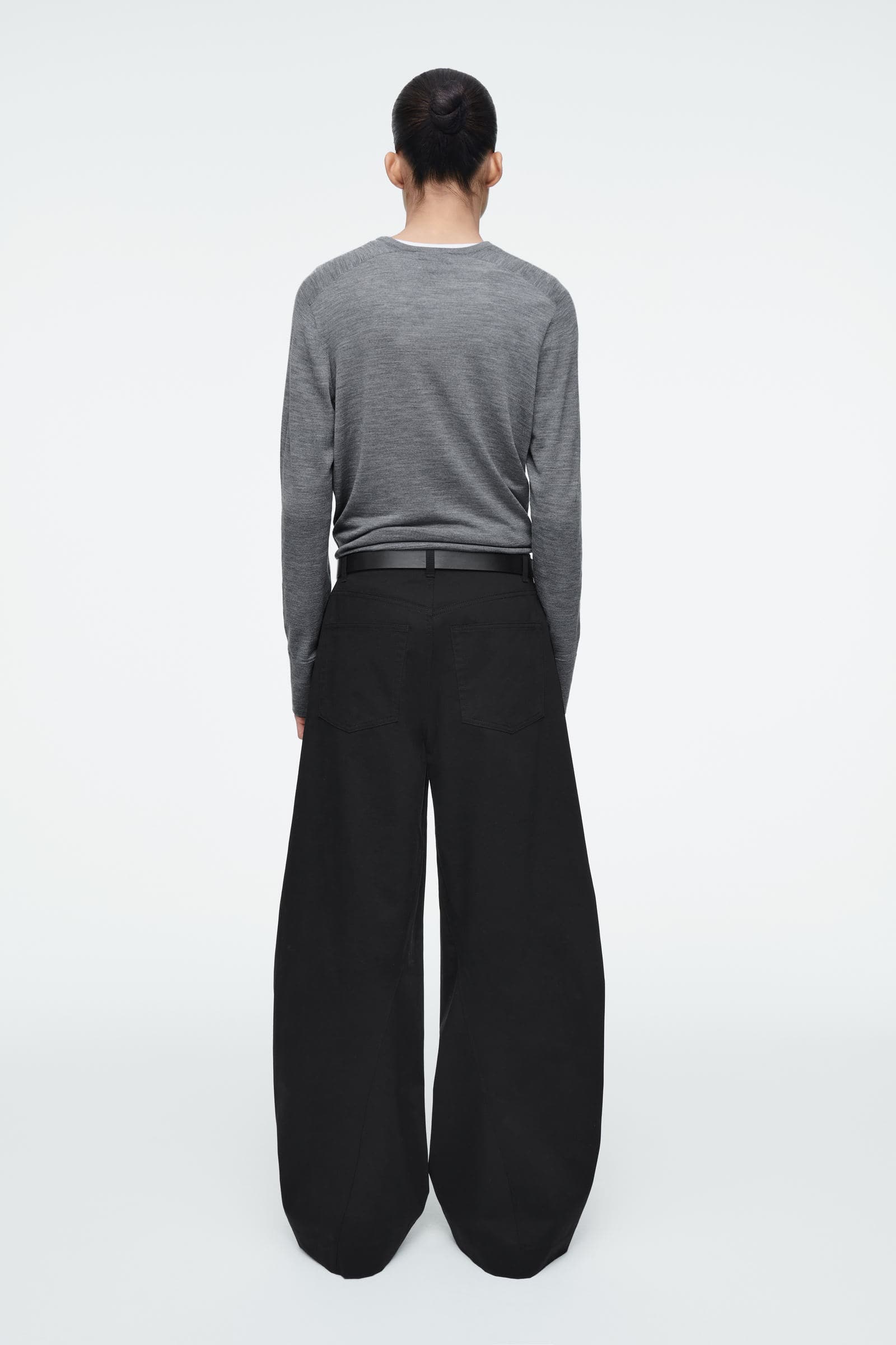 新品未使用完売品【COS】BARREL-LEG COTTON TROUSERS DECONSTRUCTED COTTON BARREL-LEG TROUSERS コットンバレルレッグ