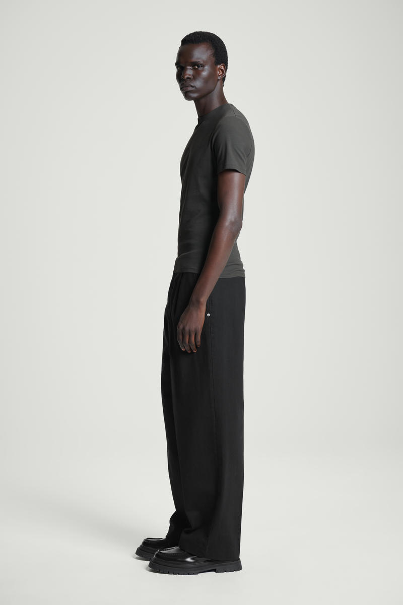 cos スリムリブフィットtシャツ sサイズ ブラック cos スリムリブフィットtシャツ sサイズ ブラック SLIM RIBBED T