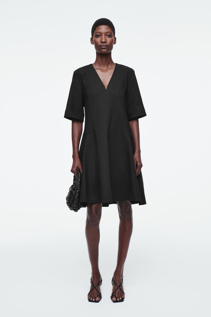 VOLUMINOUS V-NECK MINI DRESS ボリュームVネックミニワンピース｜COS 