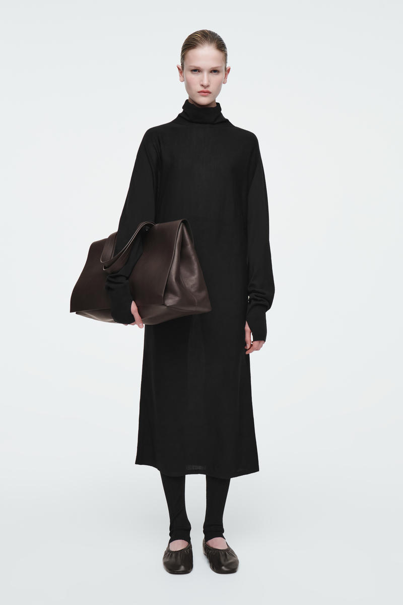 THE FUNNEL-NECK MERINO WOOL DRESS ファンネルネックメリノウール