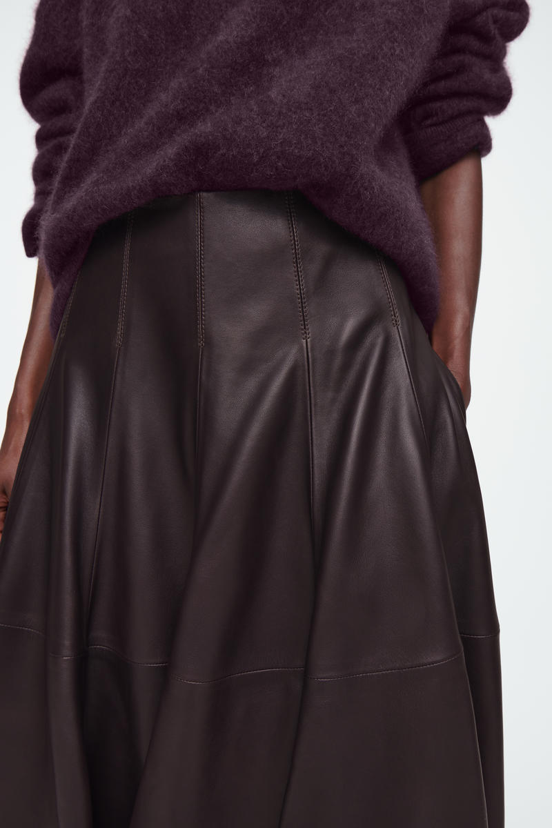 PLEATED LEATHER MIDI SKIRT ボリュームAラインレザーミディ