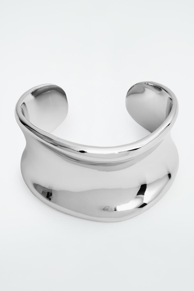 SCULPTED CUFF スカルプテッドカフ シルバー｜COS コス 公式オンライン 
